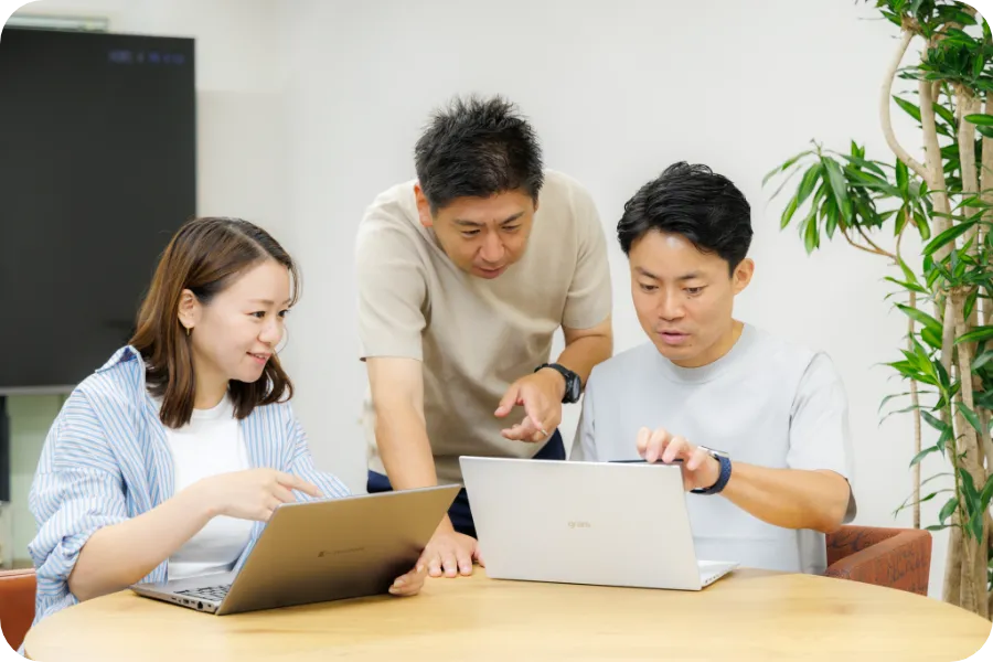 社員とともに仕事を学ぶ学生