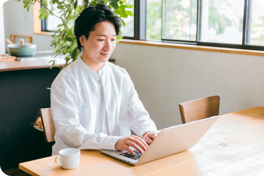 パソコンで仕事をするスタッフ